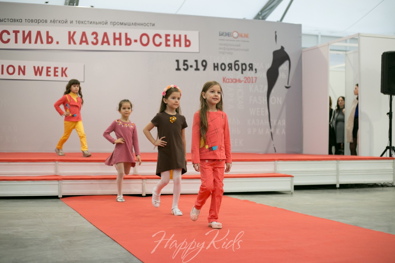 Кидс казань. Fashion week Казань. Показ мод Казань. Модельное агентство Казань для детей. Fashion week Хэппи Молл.